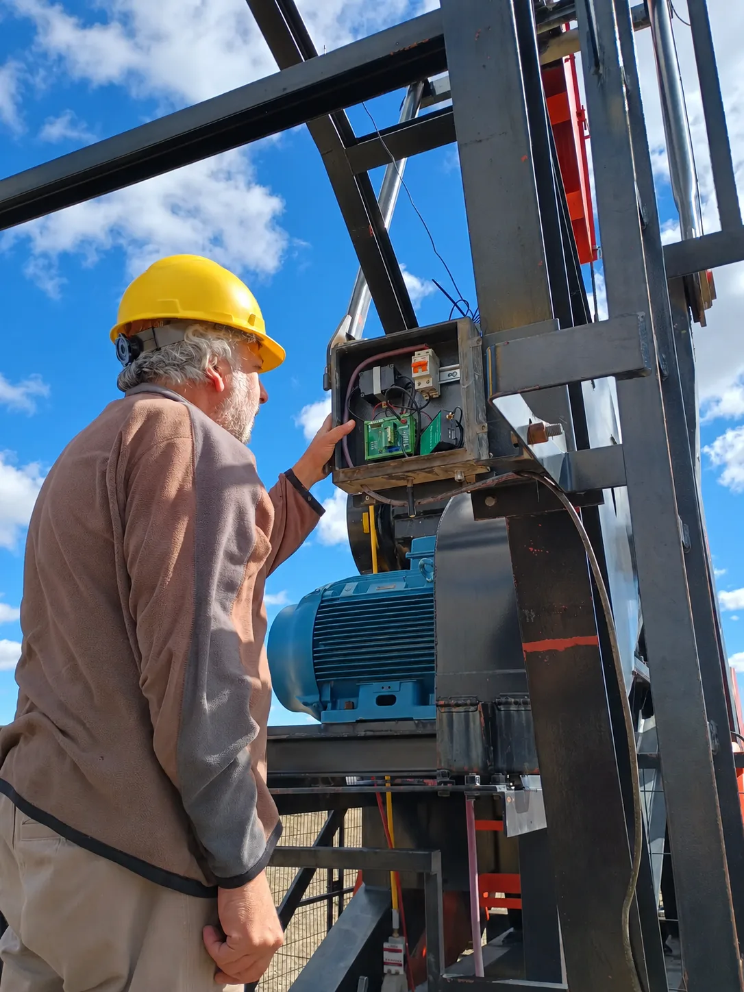 Técnico de RF Industrial trabajando sobre electrónica instalada en campo